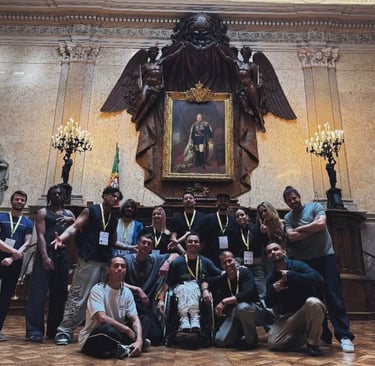 DJ Welk se apresentando com grupo de dança urbana dentro da Assembleia da República em Lisboa