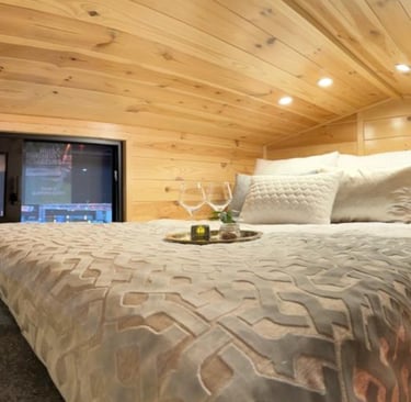 Tiny house double bed in the gallery 