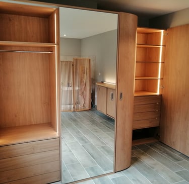 dressing avec portes coulissantes, miroir, tiroirs à l'anglaise et leds intégrés.