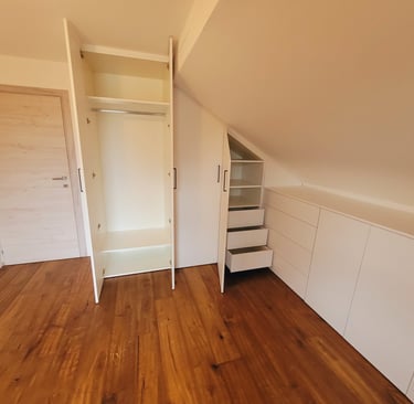 Penderie et tiroirs à l'anglaise. Chapeiry