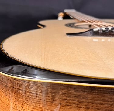 Nahaufnahme, akustische Gitarre, Bog Oak Sattel, Armauflage Ebenholz, PUR-Lack hochglanzpoliert