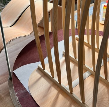 Gitarrenboden beim Verleimen im Gitarrenbau-Atelier
