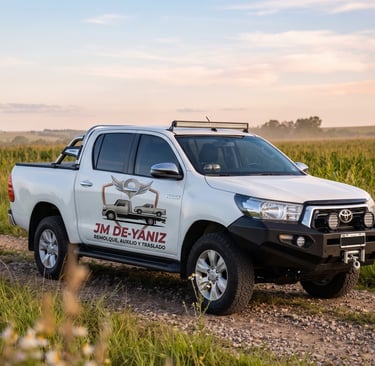 Camioneta Toyota Hilux Blanca para remolques y auxilios vehiculares. 