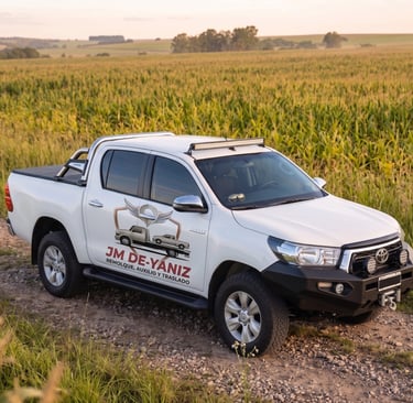 Camioneta Toyota Hilux Blanca para remolques y auxilios vehiculares. 