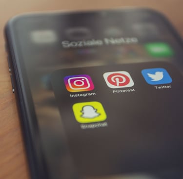 Sélection stratégique d'applications de réseaux sociaux (Instagram, Pinterest, Twitter/X) sur un sma