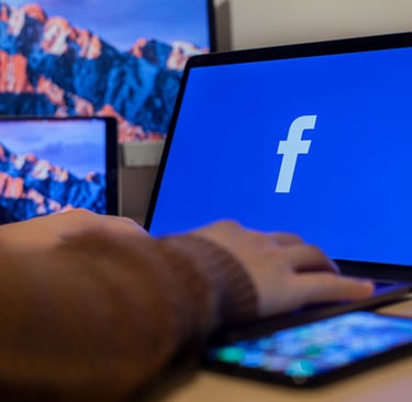 Un professionnel ou community manager à Draguignan gérant la page Facebook d'une entreprise locale s
