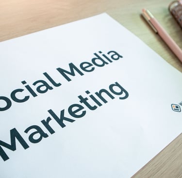 Feuille de papier avec l'inscription Social Media Marketing posée sur un bureau, illustrant la strat