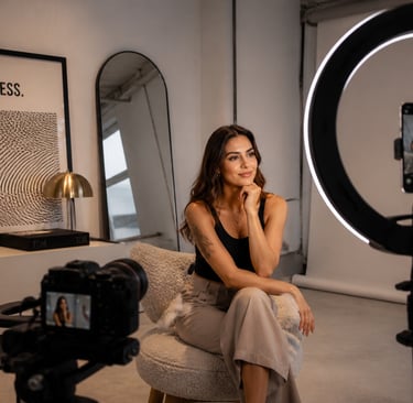 Criação de conteúdo para Instagram com fotografia profissional e smartphone em estúdio moderno