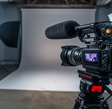 Equipamentos de produção de vídeo com iluminação, áudio e câmera em estúdio profissional