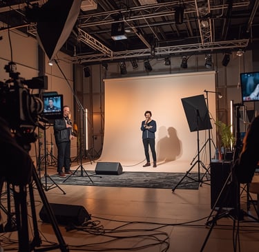 Produção audiovisual para lançamento musical com equipa de filmagem em set de videoclipe profissiona