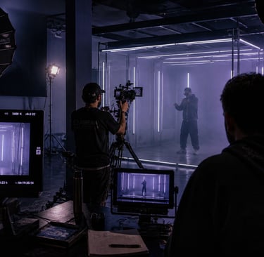 Produção audiovisual profissional com equipa filmando em estúdio com câmaras e iluminação
