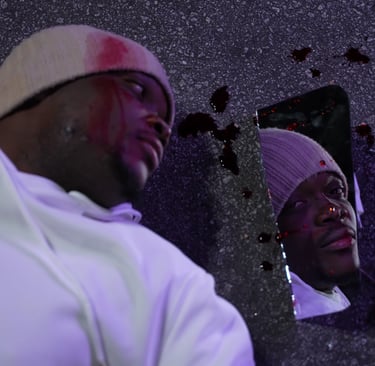 artista dentro de carro em cena noturna dramática para videoclipe emocional