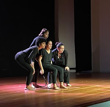 un grupo de actrices migrantes actuando en el escenario