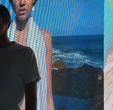 una mujer afrodescendiente en un escenario delante de una pantalla con otra mujer afrodescendiente