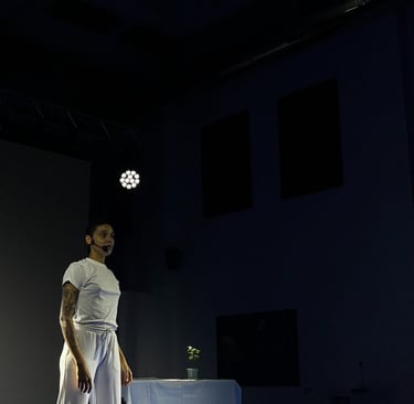 una mujer afrodescendiente vestida de blanco