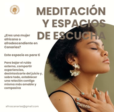 mujer afrodescendiente con pendientes largos y collar afros