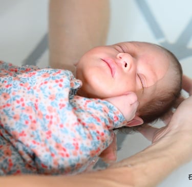 Bébé emmaillotté dans une couverture, très paisible pendant le Bain des Merveilles