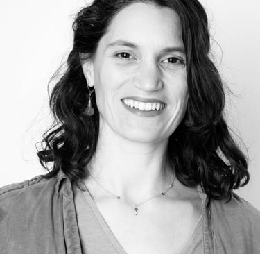 Photo portrait de Audrey en noir et blanc, fondatrice de l'Amour du Lien