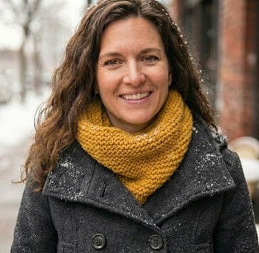 Woman wearing a knitted cowl