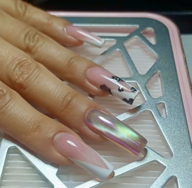 Diseño de uñas con sistema profesional en Namabi, salón de belleza en Sopó