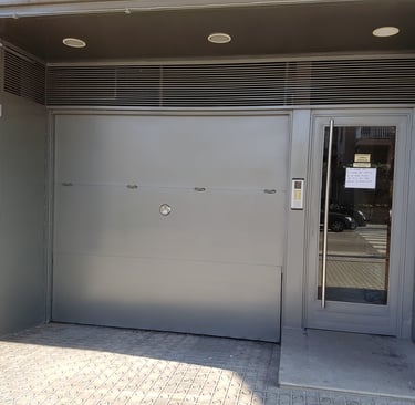 Aplicación a pistola esmalte en puerta de parking