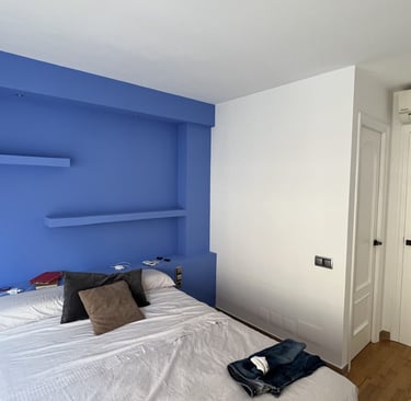 dormitorio pintado con dos colores