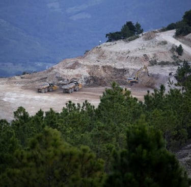 Maquinaria trabajando en la extracción de oro en la mina de Azacualpa. Foto: Martín Cálix