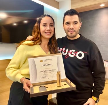 Doctora mujer recibe diploma de fellow de parte de un médico masculino