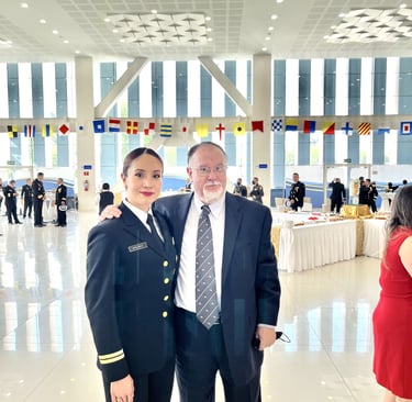 Médico Naval mujer con uniforme parada junto medico de traje en evento de gala