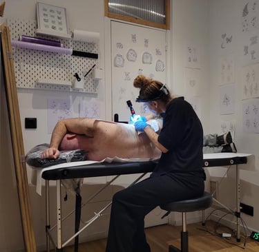 Session de tatouage en cours Hirocha tatoue un client