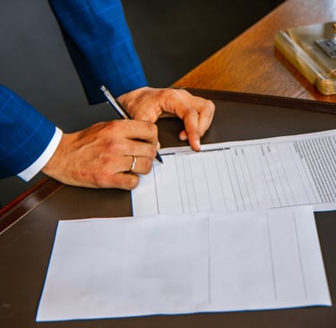 Pessoa assinando um documento