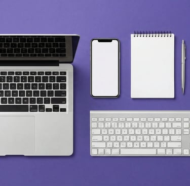 Espace de travail de mandataire immobilier avec ordinateur et smartphone, illustrant les outils digitaux indispensables