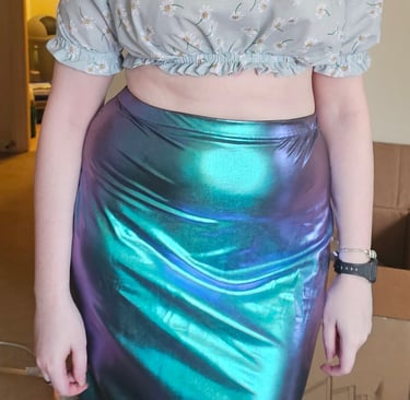 kobieta w krótkiej bluzce i spódnicy