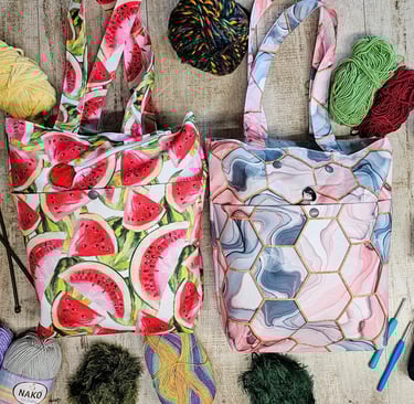 dwe kolorowe torby otoczone włóczkami