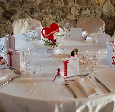 Goodies personnalisé en forme de coeur sur une table de mariage