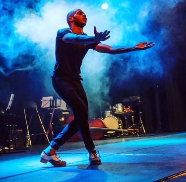 Un danseur de claquettes de la compagnie Tap Dance Paris lors d'un show sur mesure