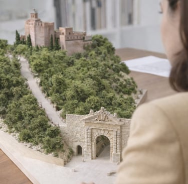 Maqueta del Bosque de Gomérez y la Puerta de las Granadas vista desde el acceso de la Alhambra.