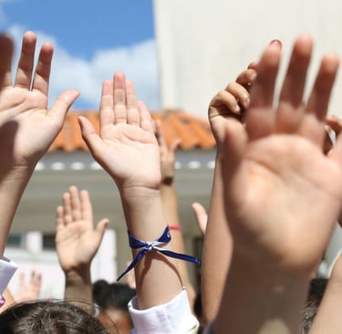 Raised hands by  Sonhador Trindade