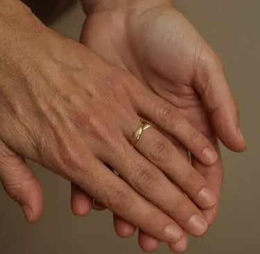 zweier Hände, die sich sanft berühren – ein Symbol für Fürsorge, Nähe und die emotionale Realität pflegender Angehöriger