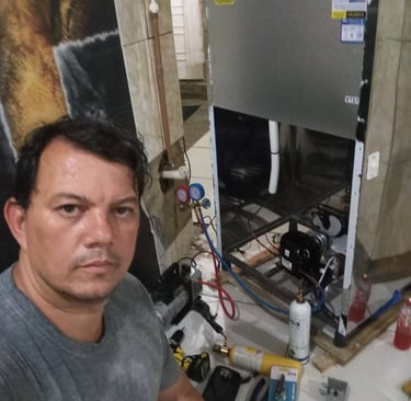 Técnico fazendo reparo de geladeira