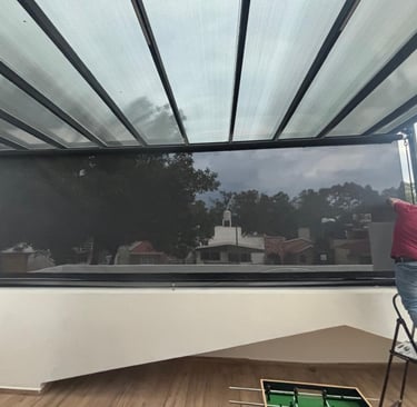 toldo de caida libre para terraza en color negro  filtro solar