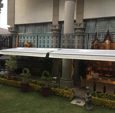 toldo de proyeccion blanco automatizado