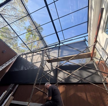 toldo de caida libre con guias laterales a piso 