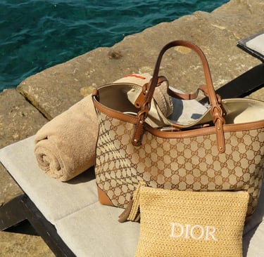 Sac Dior de luxe posé sur un transat au bord d'une piscine - L'Atelier du Mieux