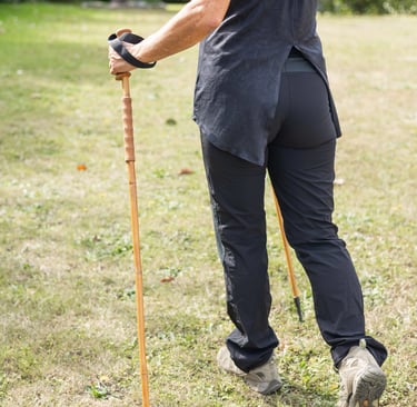 Randonneuse avec batons en babou 