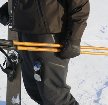 Homme tenant des batons bambou alpine legacy