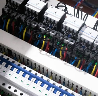 Painel elétrico comercial com disjuntores bipolares e contatores.