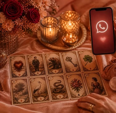 Mesa de consulta online de Baralho Cigano com cartas Lenormand e velas, focada em orientação amorosa