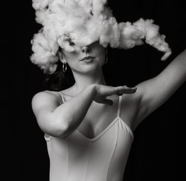 fotografía de mujer en blanco y negro con nube en los ojos 