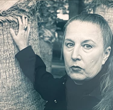 natalia kirillova junto a una palmera en benidorm